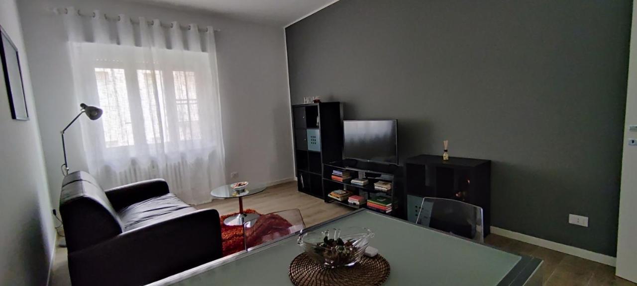 Interno Nove - Appartamento A Corsico Exterior foto